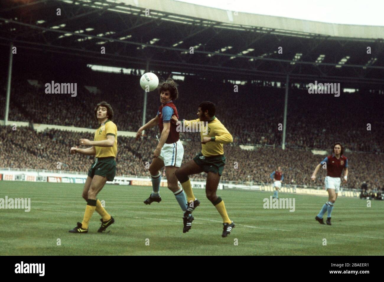 L-R: Ted McDougall Norwich City, Chris Nichols Aston Villa, John Miller Norwich City. Foto Stock