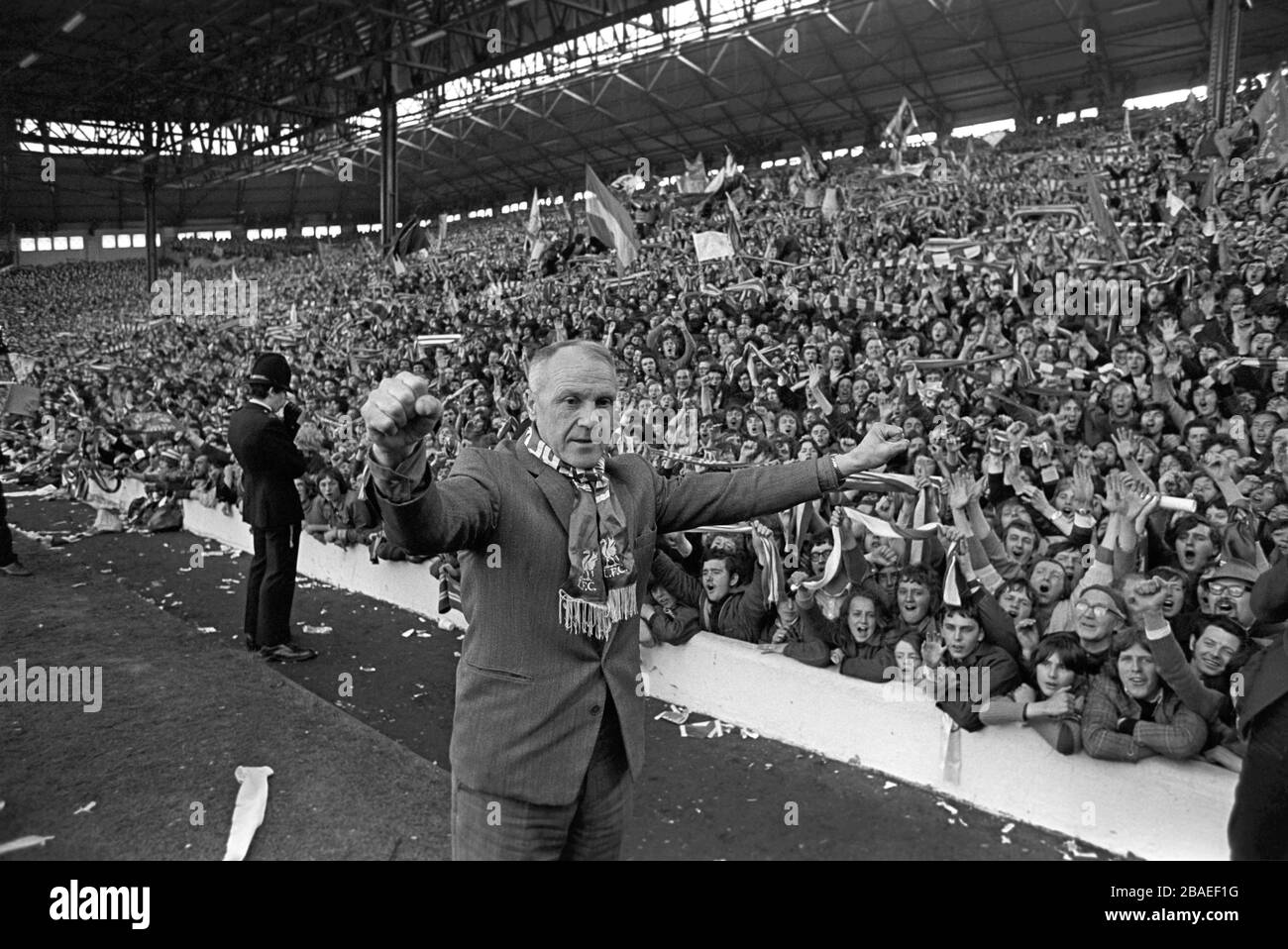 Il manager di Liverpool Bill Shankly riceve l'acclamazione del Kop dopo che Liverpool ha conquistato il campionato di calcio con un pareggio contro Leicester City Foto Stock