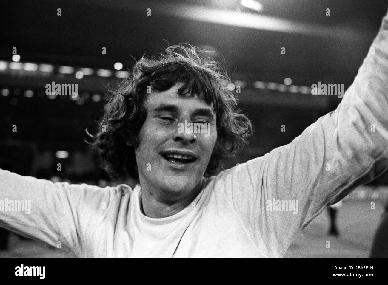 Il polacco Jan Tomaszewski festeggia al fischio finale mentre la Polonia si qualificherà per le finali della Coppa del mondo 1974 in Germania. Foto Stock