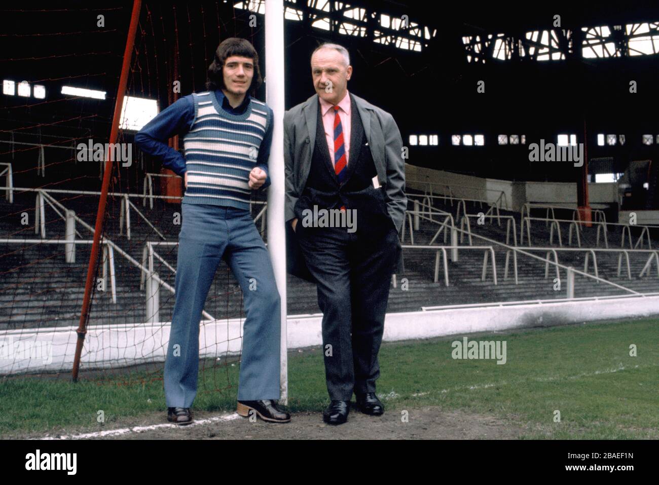 Il manager di Liverpool Bill Shankly (a destra) con Kevin Keegan (a sinistra) ad Anfield Foto Stock