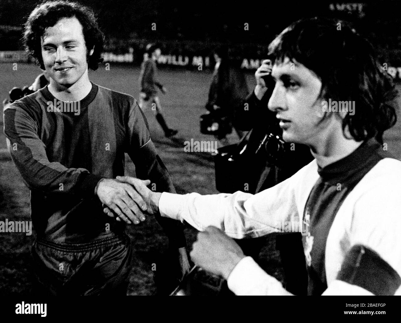 Il capitano AJAX Johan Cruyff (r) scrolla le mani con il suo numero opposto, Franz Beckenbauer (l) del Bayern Munich Foto Stock