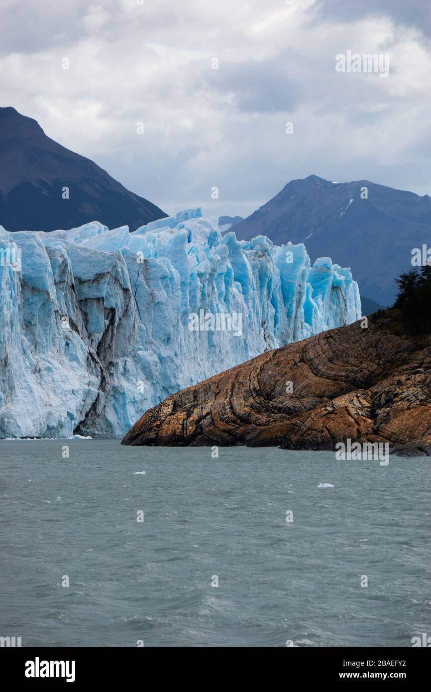 Ghiacciaio grigio nel lago grigio nel campo ghiacciato della patagonia meridionale, cile Foto Stock