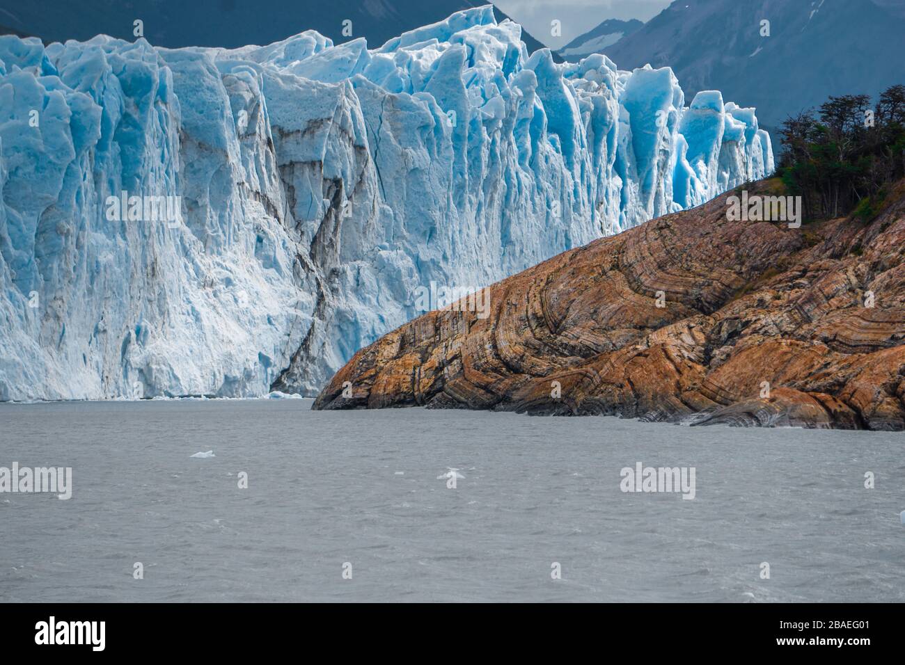 Ghiacciaio grigio nel lago grigio nel campo ghiacciato della patagonia meridionale, cile Foto Stock