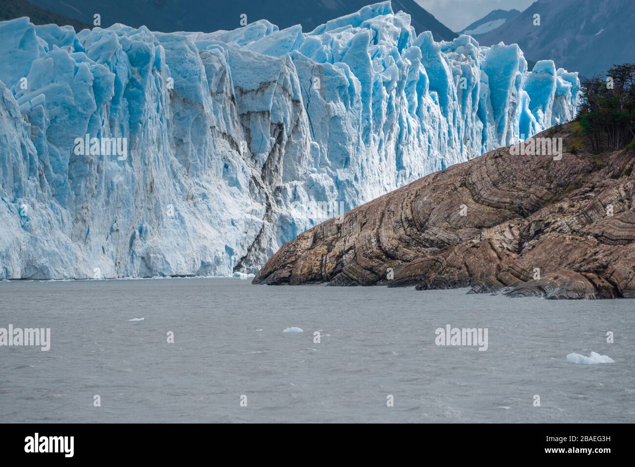 Ghiacciaio grigio nel lago grigio nel campo ghiacciato della patagonia meridionale, cile Foto Stock