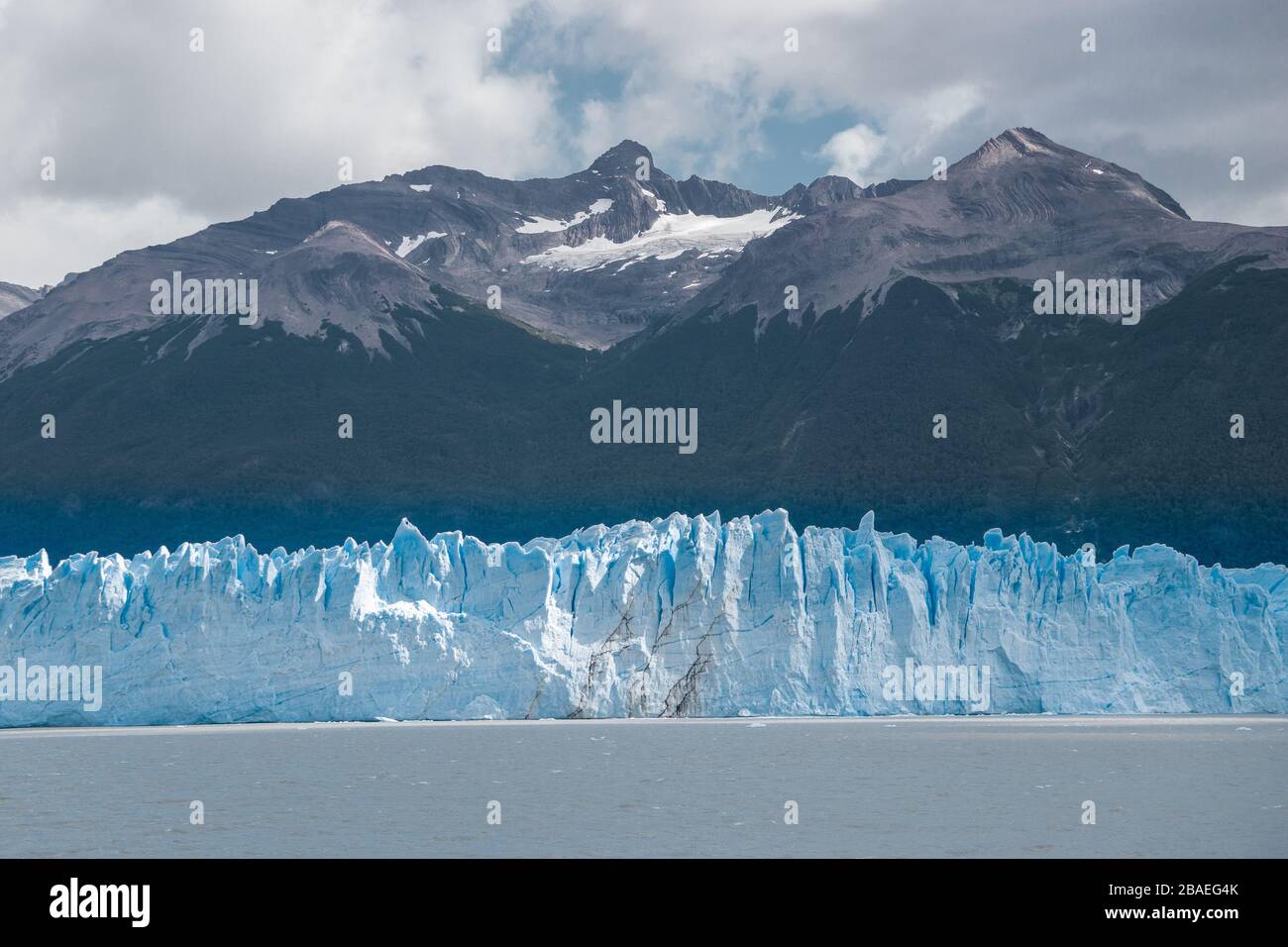 Ghiacciaio grigio nel lago grigio nel campo ghiacciato della patagonia meridionale, cile Foto Stock