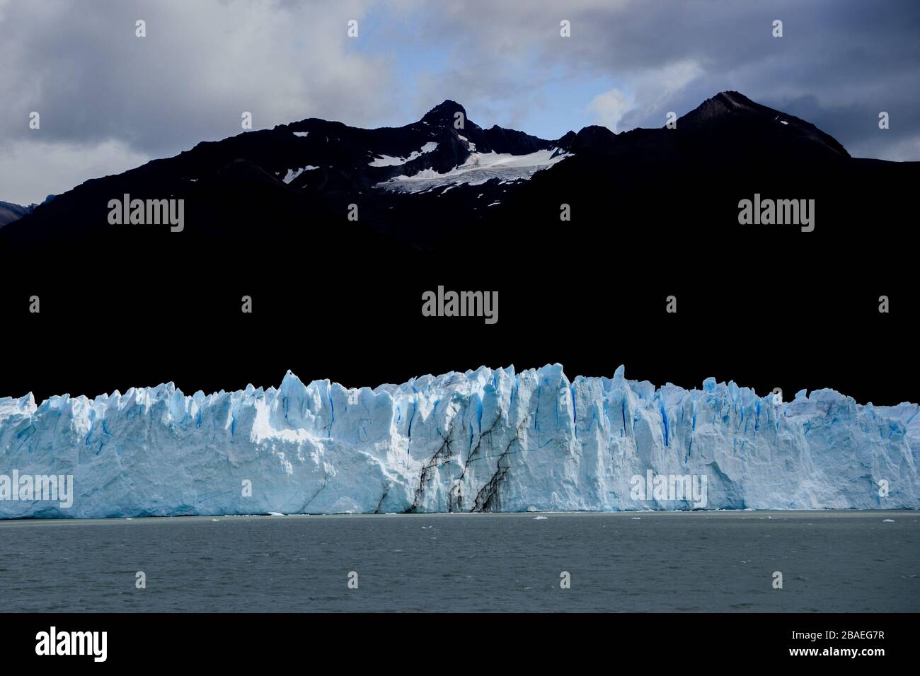 Ghiacciaio grigio nel lago grigio nel campo ghiacciato della patagonia meridionale, cile Foto Stock