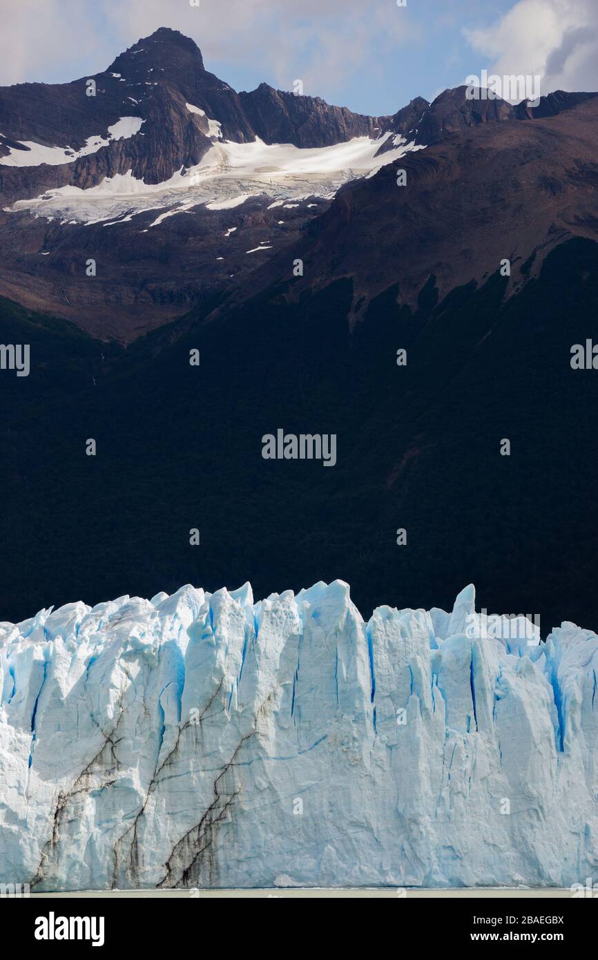 Ghiacciaio grigio nel lago grigio nel campo ghiacciato della patagonia meridionale, cile Foto Stock