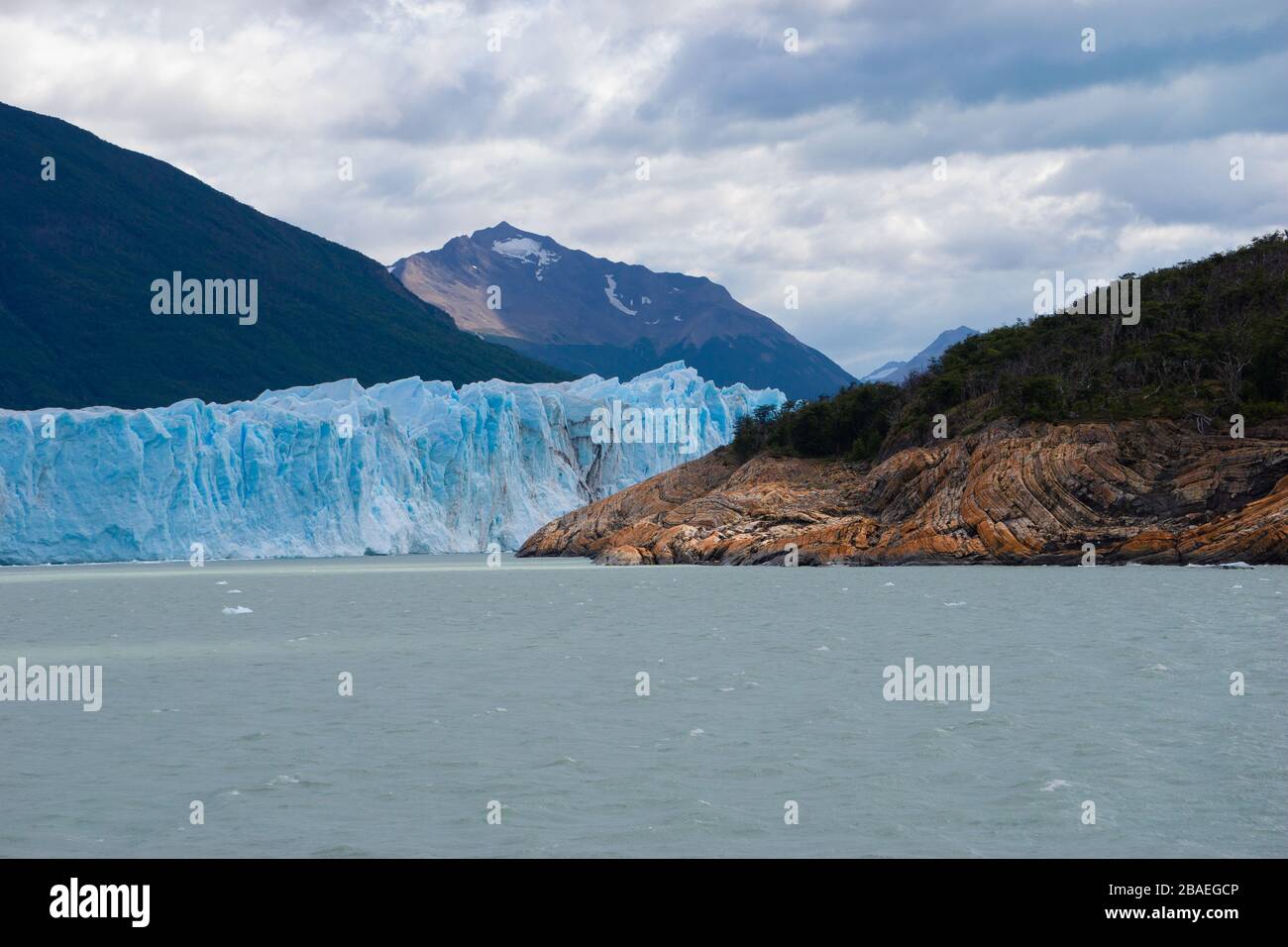 Ghiacciaio grigio nel lago grigio nel campo ghiacciato della patagonia meridionale, cile Foto Stock
