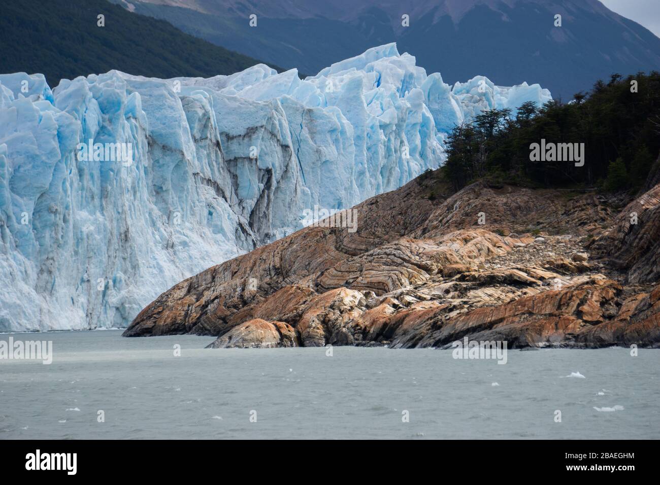 Ghiacciaio grigio nel lago grigio nel campo ghiacciato della patagonia meridionale, cile Foto Stock