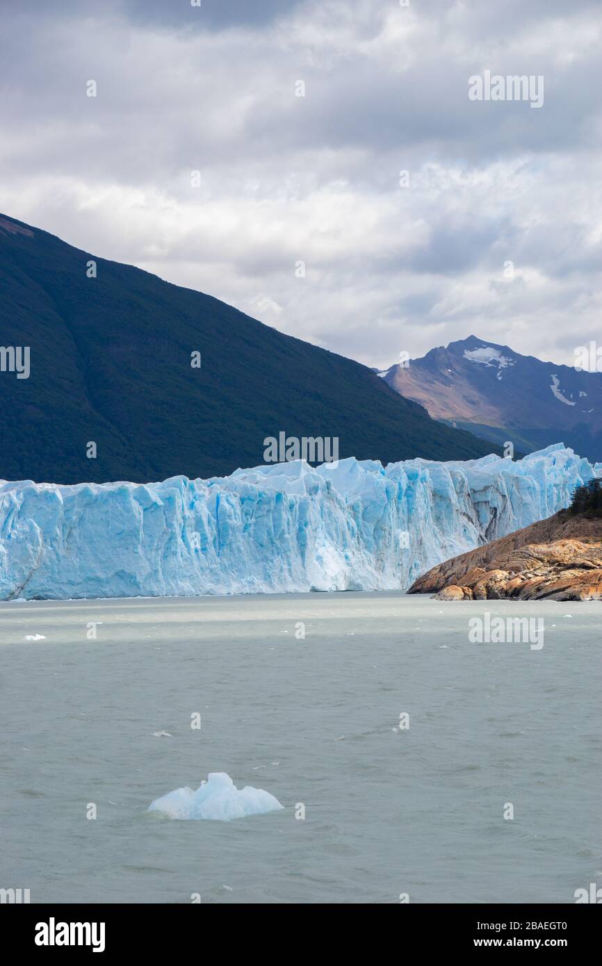 Ghiacciaio grigio nel lago grigio nel campo ghiacciato della patagonia meridionale, cile Foto Stock