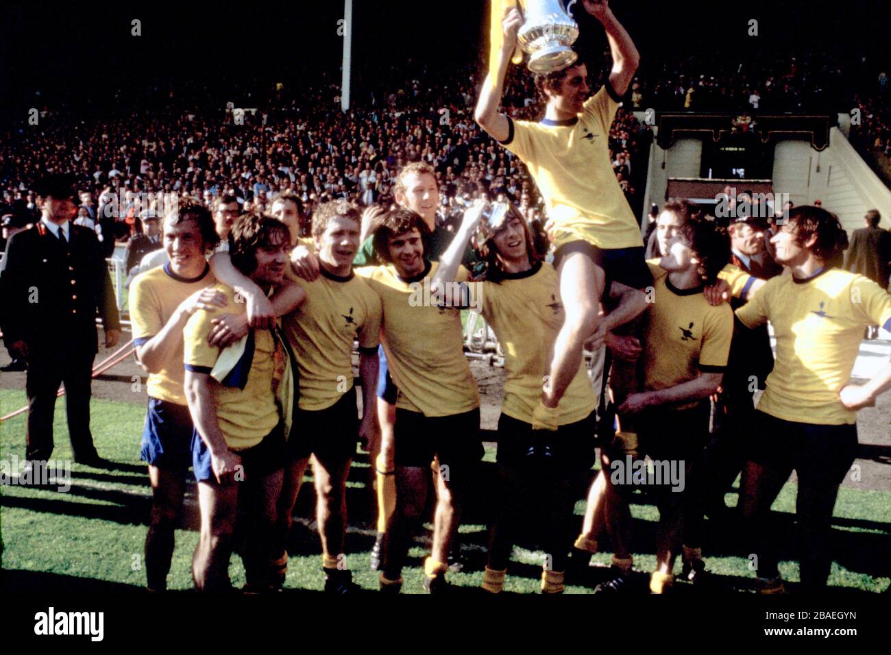 Frank McLintock di Arsenal (in alto) solleva la fa Cup alloft, mentre è presieduto dalla spalla alta dai suoi compagni di squadra Foto Stock