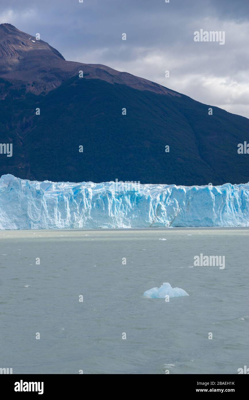 Ghiacciaio grigio nel lago grigio nel campo ghiacciato della patagonia meridionale, cile Foto Stock
