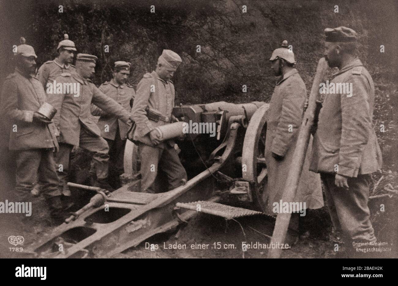 Il primo periodo della guerra mondiale. Caricamento di 15 cm. Field howitzer Foto Stock