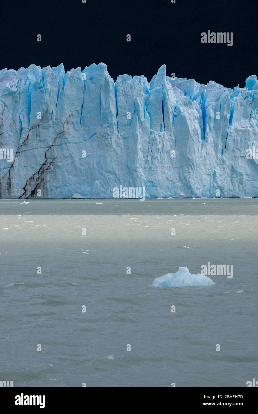 Ghiacciaio grigio nel lago grigio nel campo ghiacciato della patagonia meridionale, cile Foto Stock