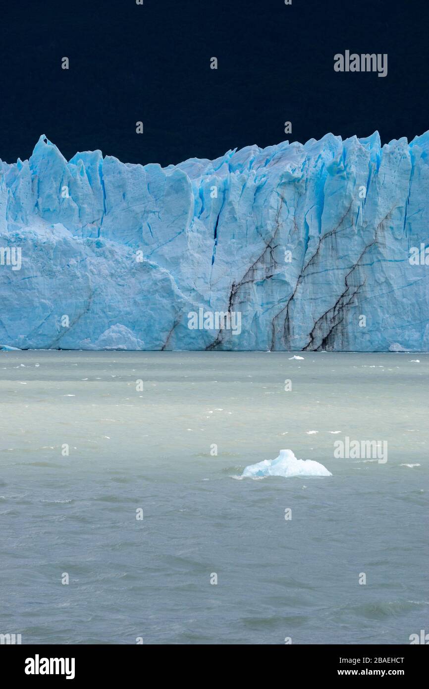 Ghiacciaio grigio nel lago grigio nel campo ghiacciato della patagonia meridionale, cile Foto Stock