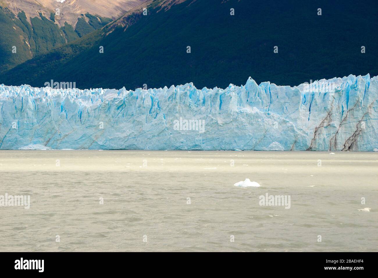 Ghiacciaio grigio nel lago grigio nel campo ghiacciato della patagonia meridionale, cile Foto Stock
