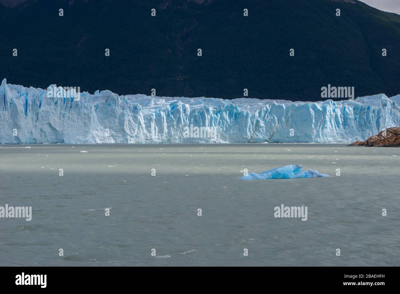 Ghiacciaio grigio nel lago grigio nel campo ghiacciato della patagonia meridionale, cile Foto Stock