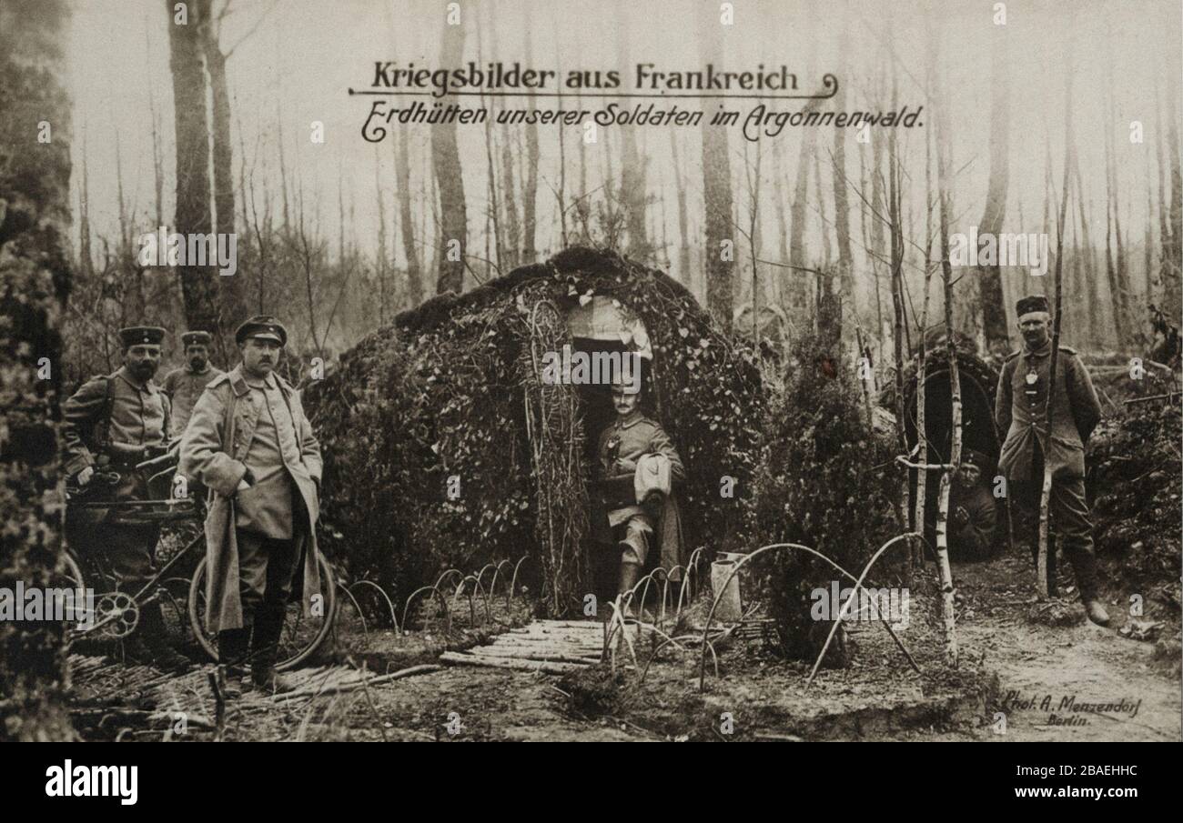 La prima guerra mondiale. Foto di guerra dalla Francia. Cappelli di terra dei nostri soldati nella Foresta di Argonne. Foto Stock
