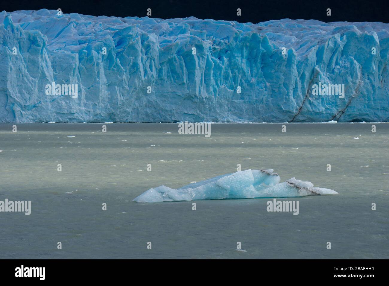 Ghiacciaio grigio nel lago grigio nel campo ghiacciato della patagonia meridionale, cile Foto Stock