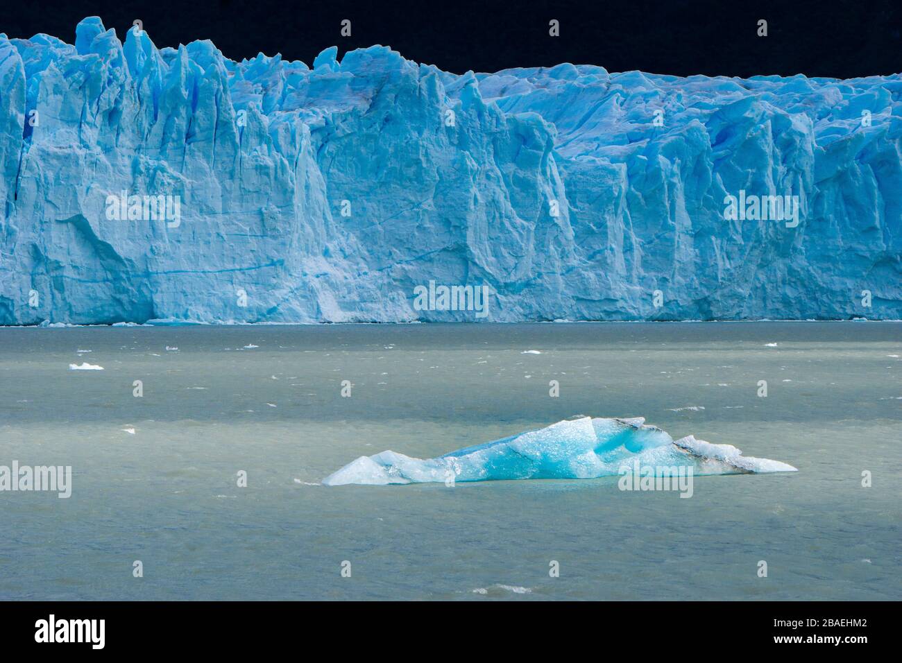 Ghiacciaio grigio nel lago grigio nel campo ghiacciato della patagonia meridionale, cile Foto Stock