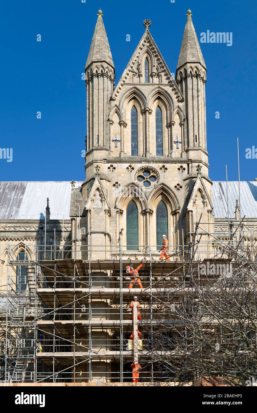 I lavoratori edili che costruiranno impalcature per lavori di ristrutturazione sull'antico minster durante lo scoppio del virus Corona a Beverley, Yorkshire, Regno Unito. Foto Stock