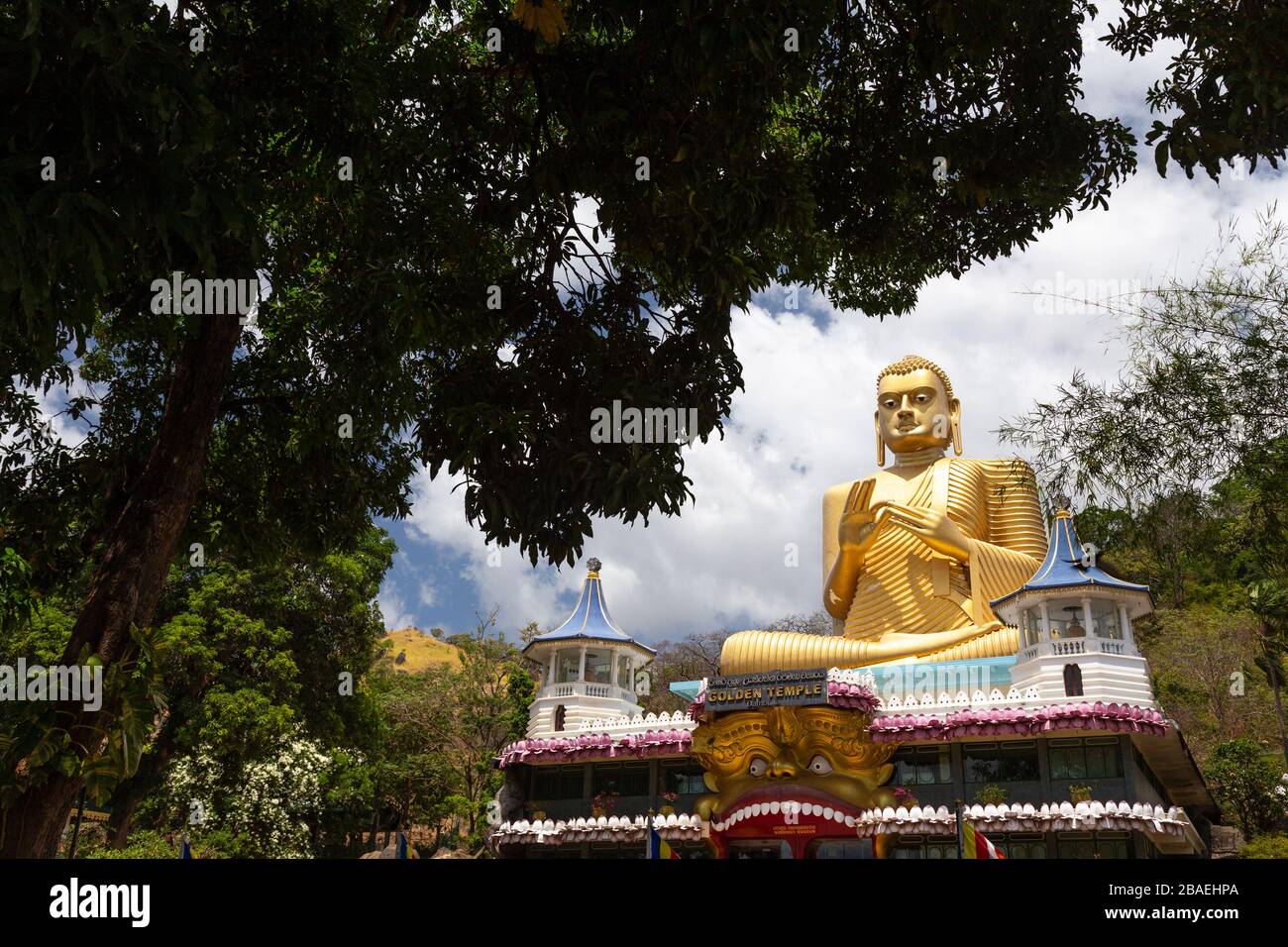 Fuori del Tempio d'Oro a Dambulla, Sri Lanka Foto Stock