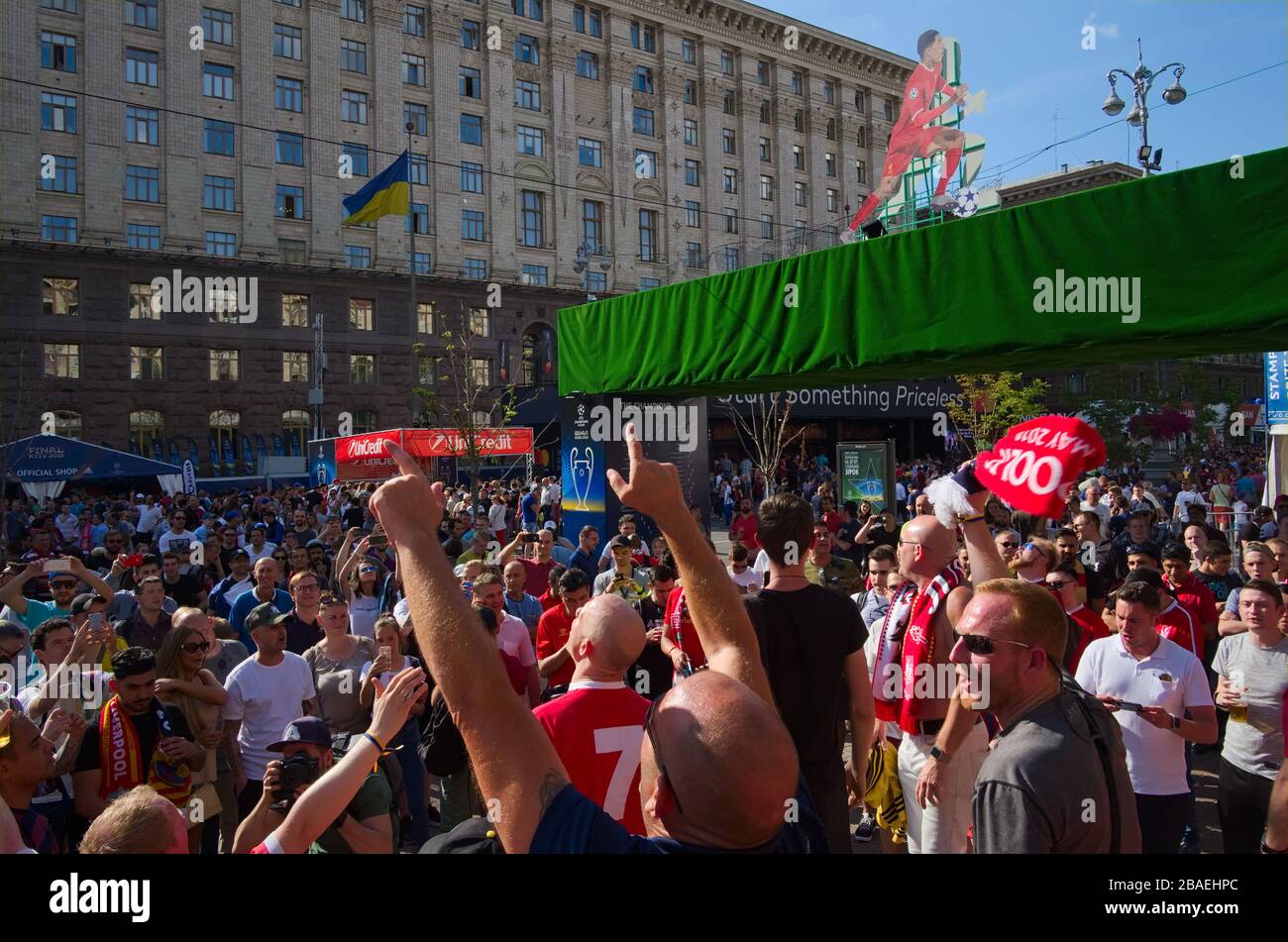 Kiev, Ucraina - maggio 2018: Migliaia di tifosi di calcio si sono catastati nella zona dei fan su Khreshchatyk Street prima della finale di UEFA Champions League 2018 Liverpoo Foto Stock