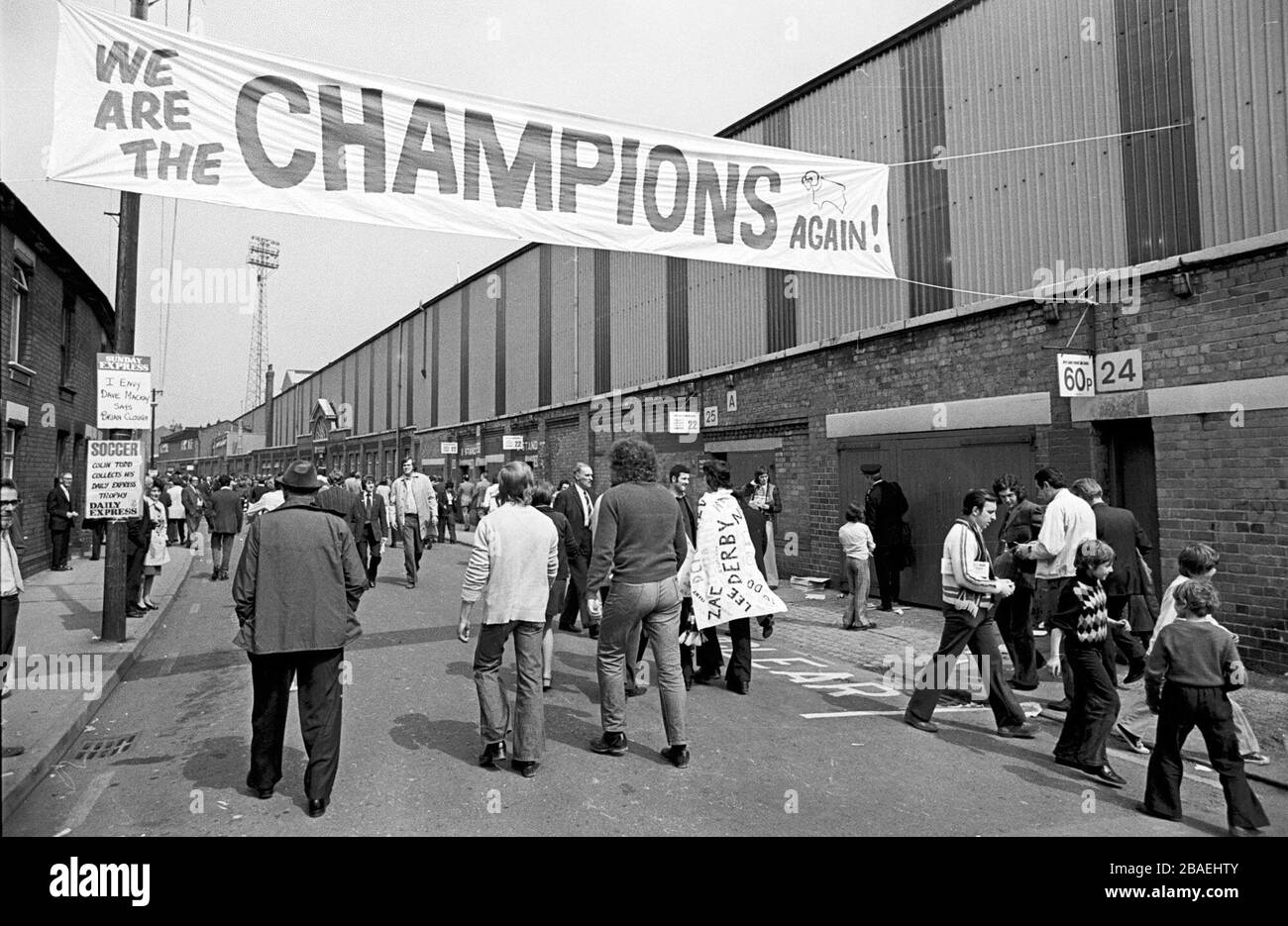 Vista generale della strada fuori dal campo da baseball, sede della Derby County, mentre Derby celebra la vittoria del campionato Foto Stock