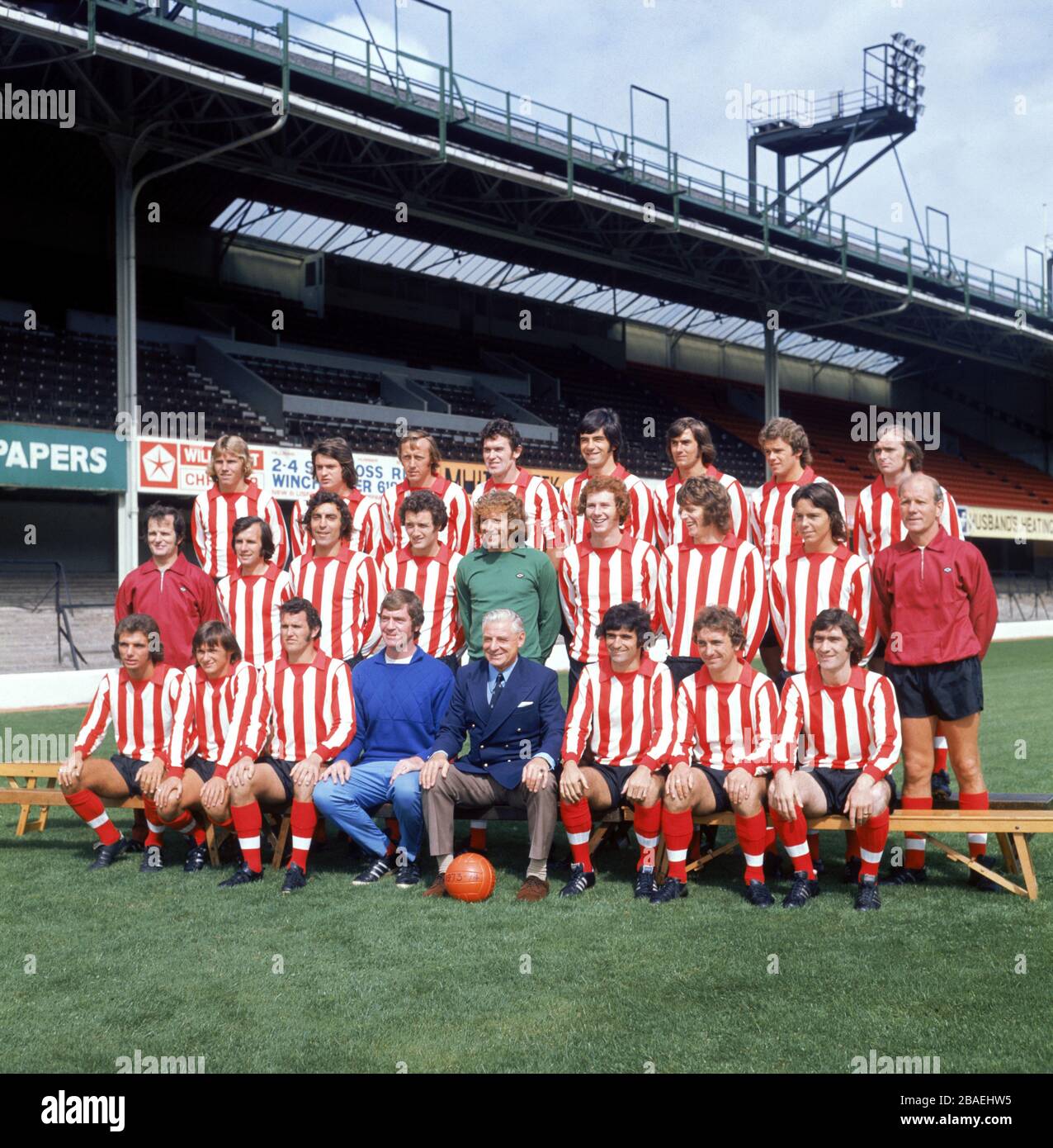 Squadra di Southampton 1973-74: (Back row, l-r) Billy Beaney, Alisdair McLeod, Joe Kirkup, John McGrath, Paul Bennett, Bob McCarthy, Wayne Talkes, Gerry o'Brien; (middle row, l-r) Physio Don Taylor, Tony Byrne, David Walker, Paul GilchEric, Martin Jim, Trainer George Horsrist; (Prima fila, l-r) Terry Spinner, Bobby Stokes, Terry Paine, assistente manager Lawrie McMenemy, manager Ted Bates, Hugh Fisher, Brian o'Neil, Francis Burns Foto Stock