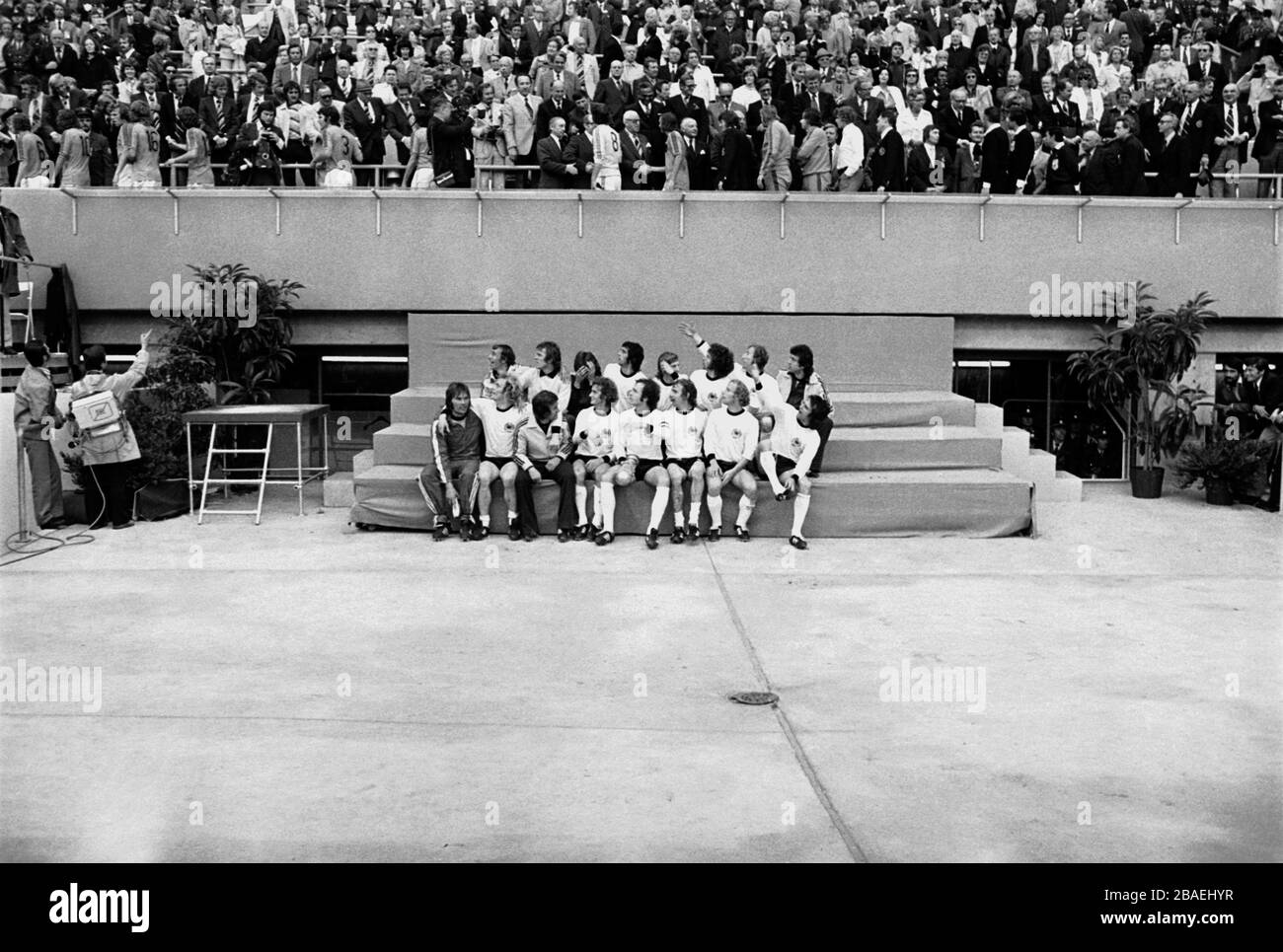 I giocatori della Germania occidentale, nel bel mezzo della celebrazione con la Coppa del mondo dopo la vittoria del 2-1, notano che i giocatori olandesi raccolgono le medaglie dei secondi classificati Foto Stock