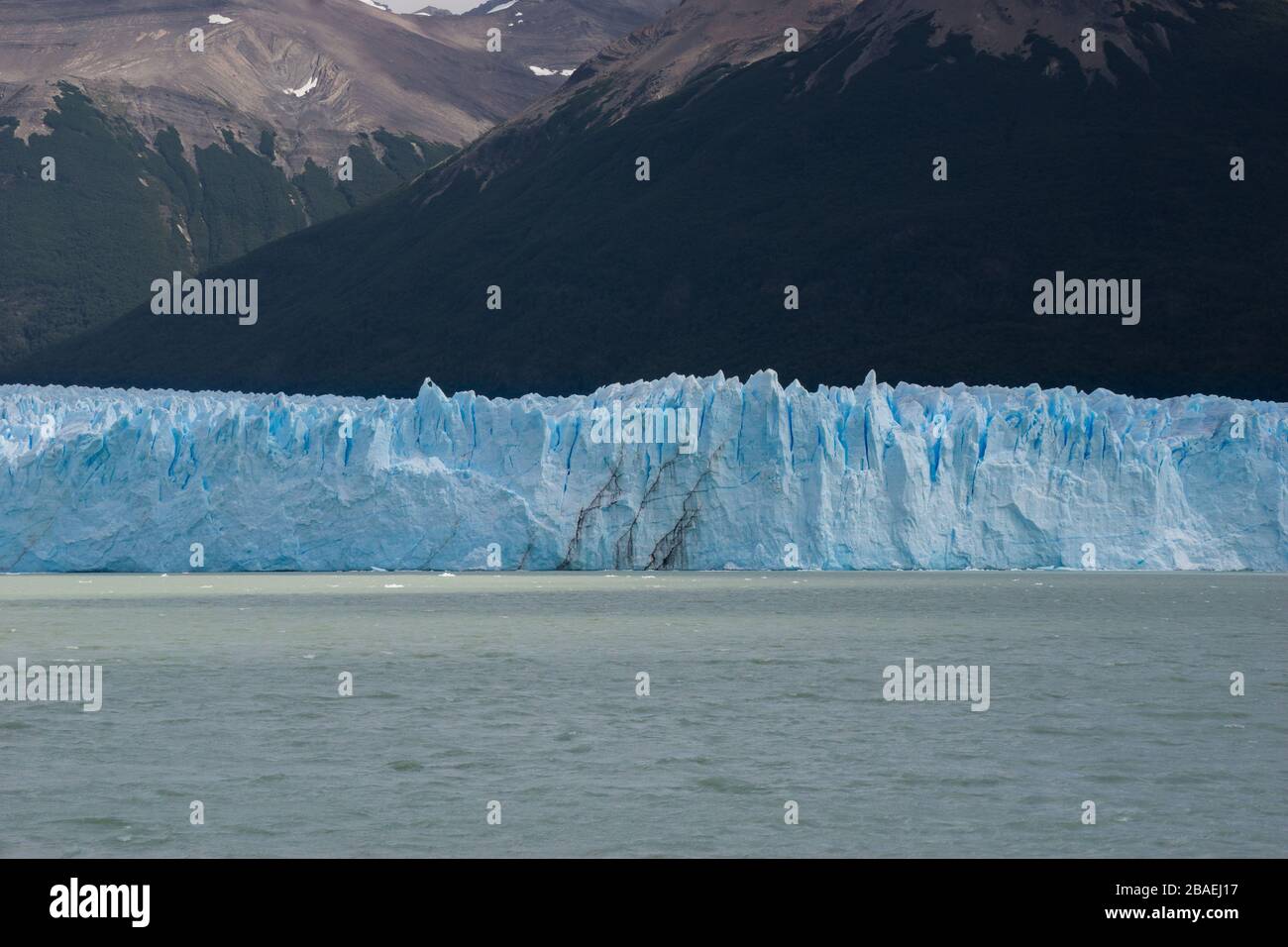 Ghiacciaio grigio nel lago grigio nel campo ghiacciato della patagonia meridionale, cile Foto Stock