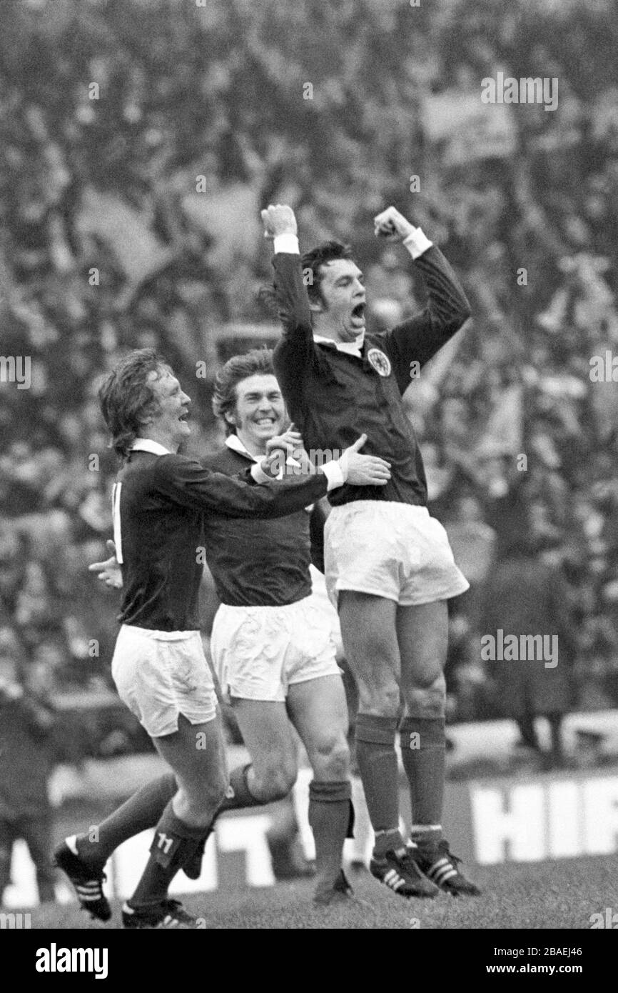 Joe Jordan (r) della Scozia festeggia il traguardo di apertura mentre i compagni di squadra David Hay (l) e Kenny Dalglish (c) si affrettano a congratularsi con lui Foto Stock