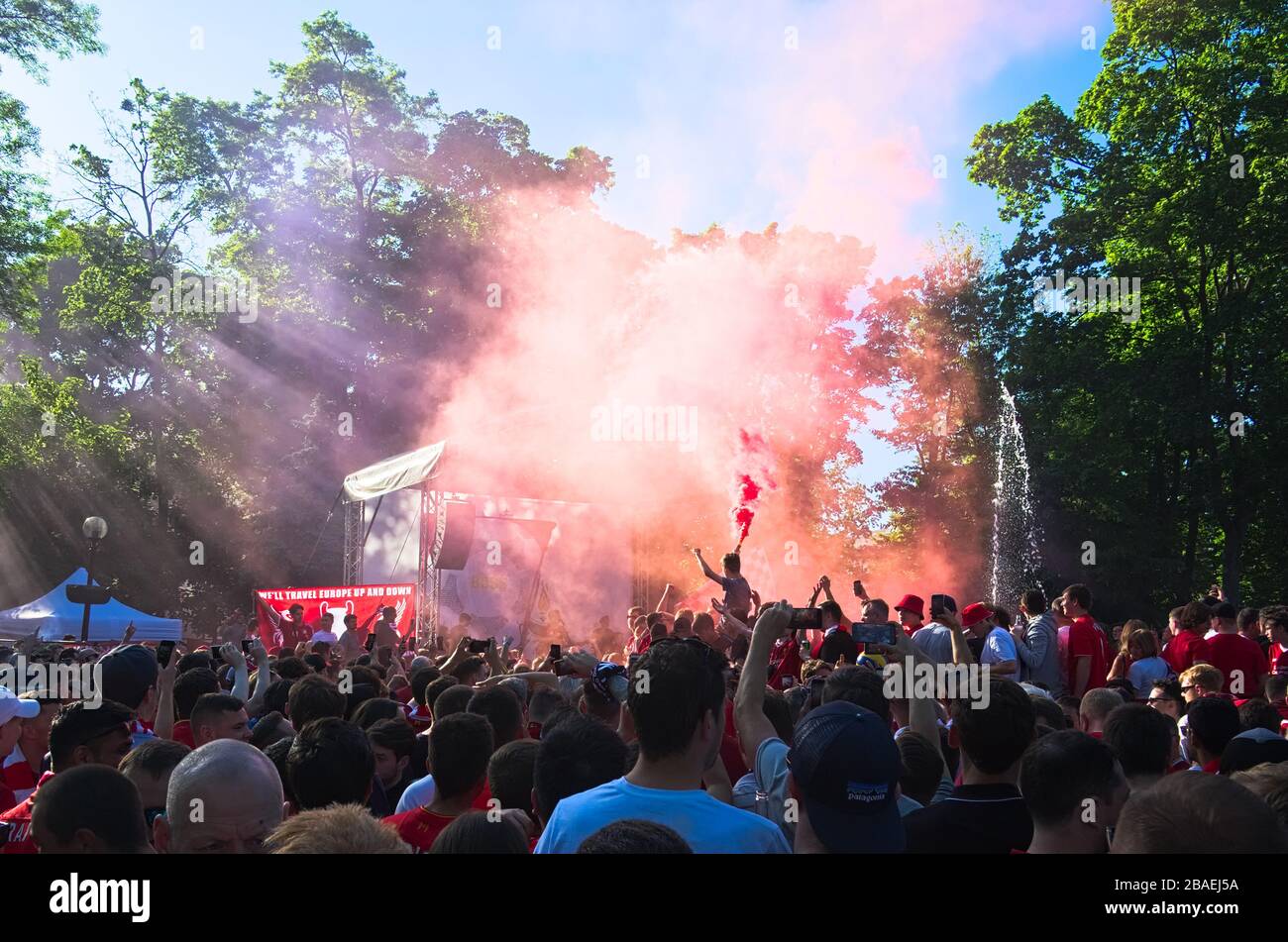 Kiev, Ucraina - maggio 2018: Liverpool divertiti e brucia gli incendi nella zona dei fan al parco Taras Shevchenko nel centro di Kiev prima della UEFA Champions League Foto Stock