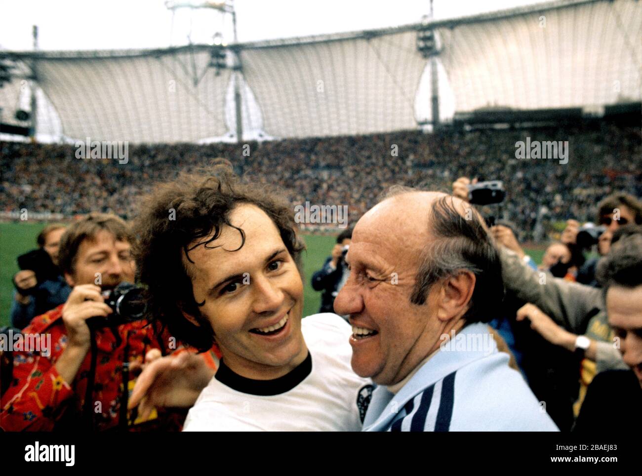 Il capitano della Germania occidentale Franz Beckenbauer (l) e l'allenatore Helmut Schon (r) festeggiano la vittoria in finale Foto Stock
