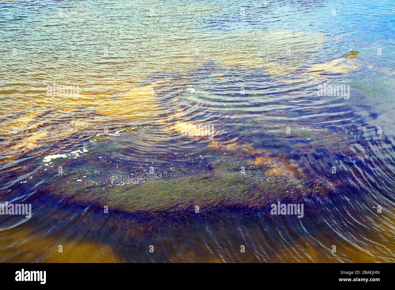 Vista ravvicinata dell'onda generata dalla corrente oceanica Foto Stock