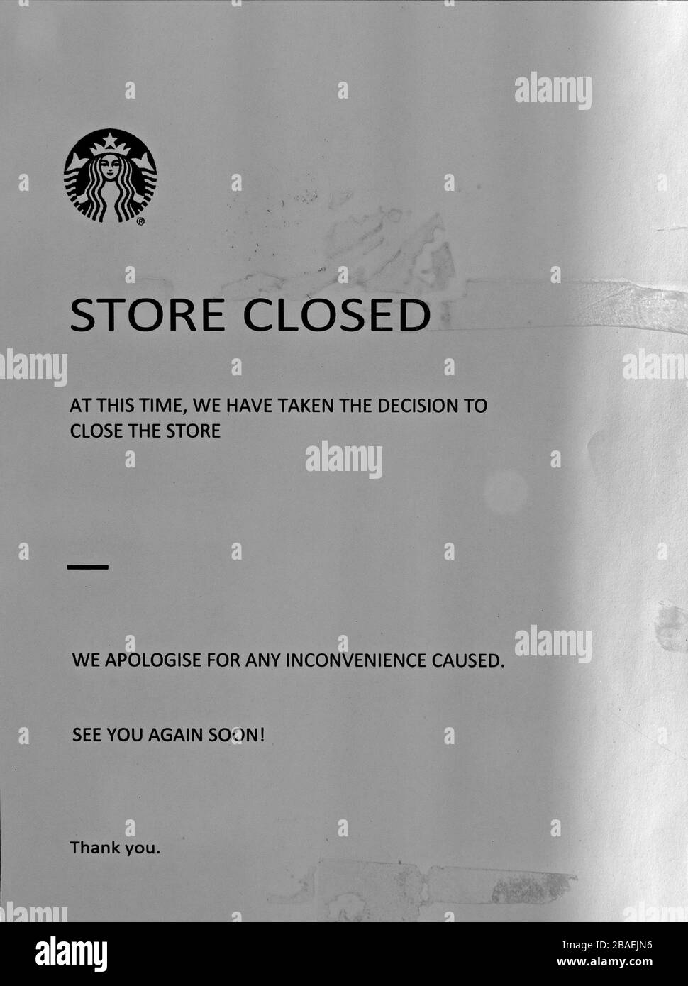 Cartello di chiusura sulla porta di Starbucks a Pinner, North West London Harrow, a causa della pandemia Coronavirus Covid19, marzo 23,2020, Inghilterra, Regno Unito Foto Stock