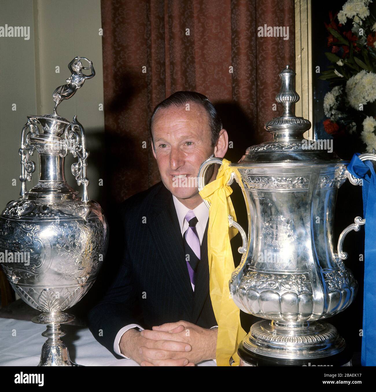 Il manager dell'Arsenal Bertie Mee con il trofeo del campionato di calcio (l) e la fa Cup Foto Stock