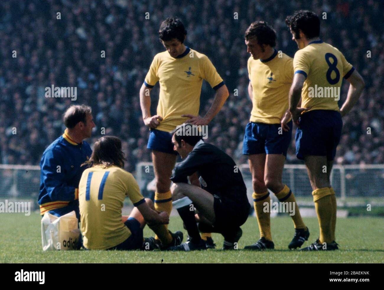 l-r Arsenal trainer Don Howe tende un ferito Charlie George come Referee Norman Burtenshaw, Frank McLintock, Bob McNab e George Graham guardare su Foto Stock