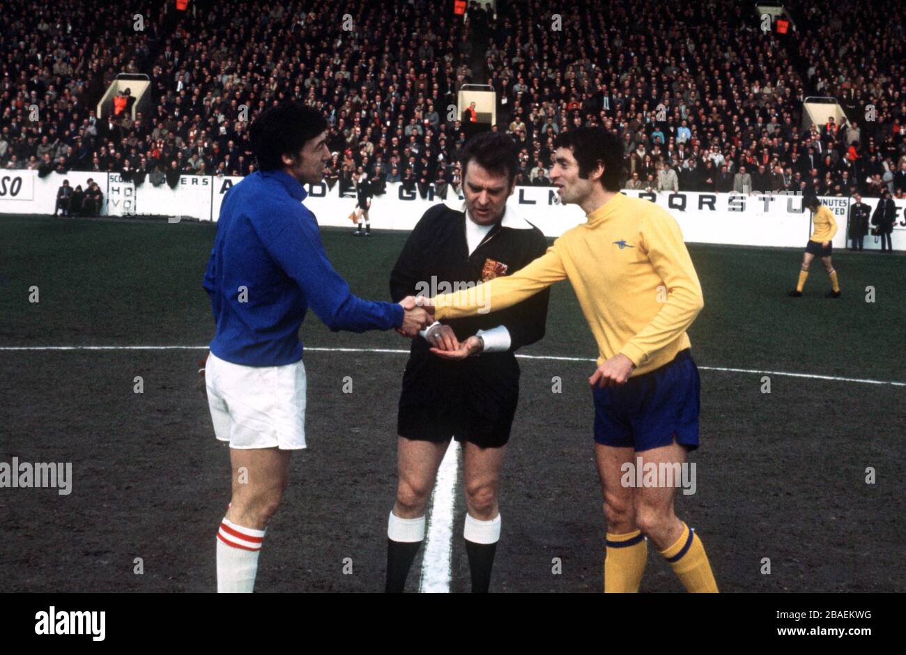 (L-R) Stoke City Captain Gordon Banks scrolla le mani con il capitano dell'Arsenal Frank McLintock Foto Stock