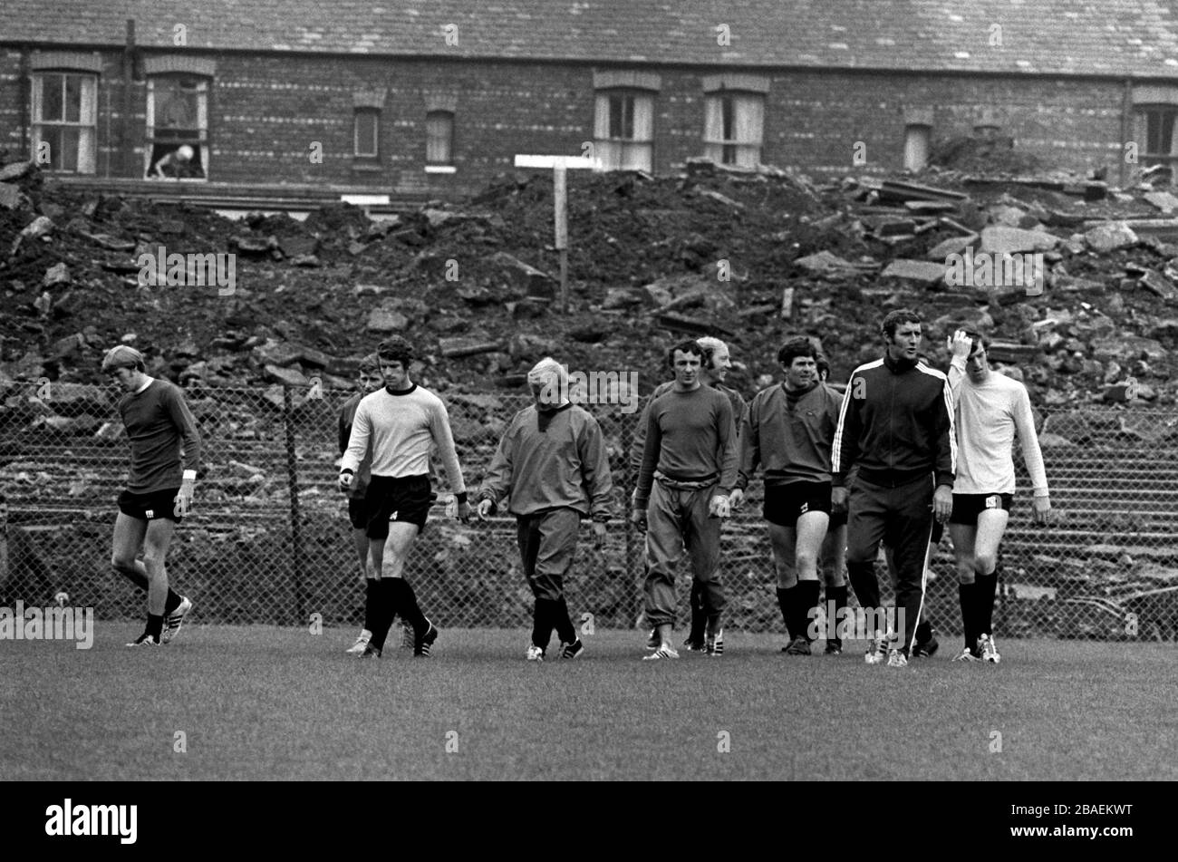 (L-R) Colin Bell, Tony Book, Mike Doyle, Francis Lee, Mike Summerbee, George Heslop, Freddie Hill, Coach Malcolm Allison e Tommy Booth si riscaldano con una lenta passeggiata intorno a Maine Road Foto Stock