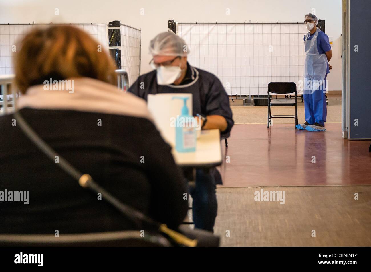 (200327) -- SEINE-ET-MARNE, 27 marzo 2020 (Xinhua) -- operatori medici lavorano in un centro medico temporaneo che riceve pazienti con sintomi del COVID-19 a Lagny-sur-Marne, Seine-et-Marne, a est di Parigi, Francia, 26 marzo 2020. Un reparto municipale nella città di Lagny-sur-Marne è stato convertito in un centro medico ambulatoriale per ricevere pazienti con sintomi di COVID-19. Infermieri e medici volontari stabiliscono una diagnosi per indirizzare le persone verso una prescrizione medica o un trasferimento in ospedale. Altre 365 persone sono morte di COVID-19 in Francia in 24 ore, portando i decessi totali a Foto Stock