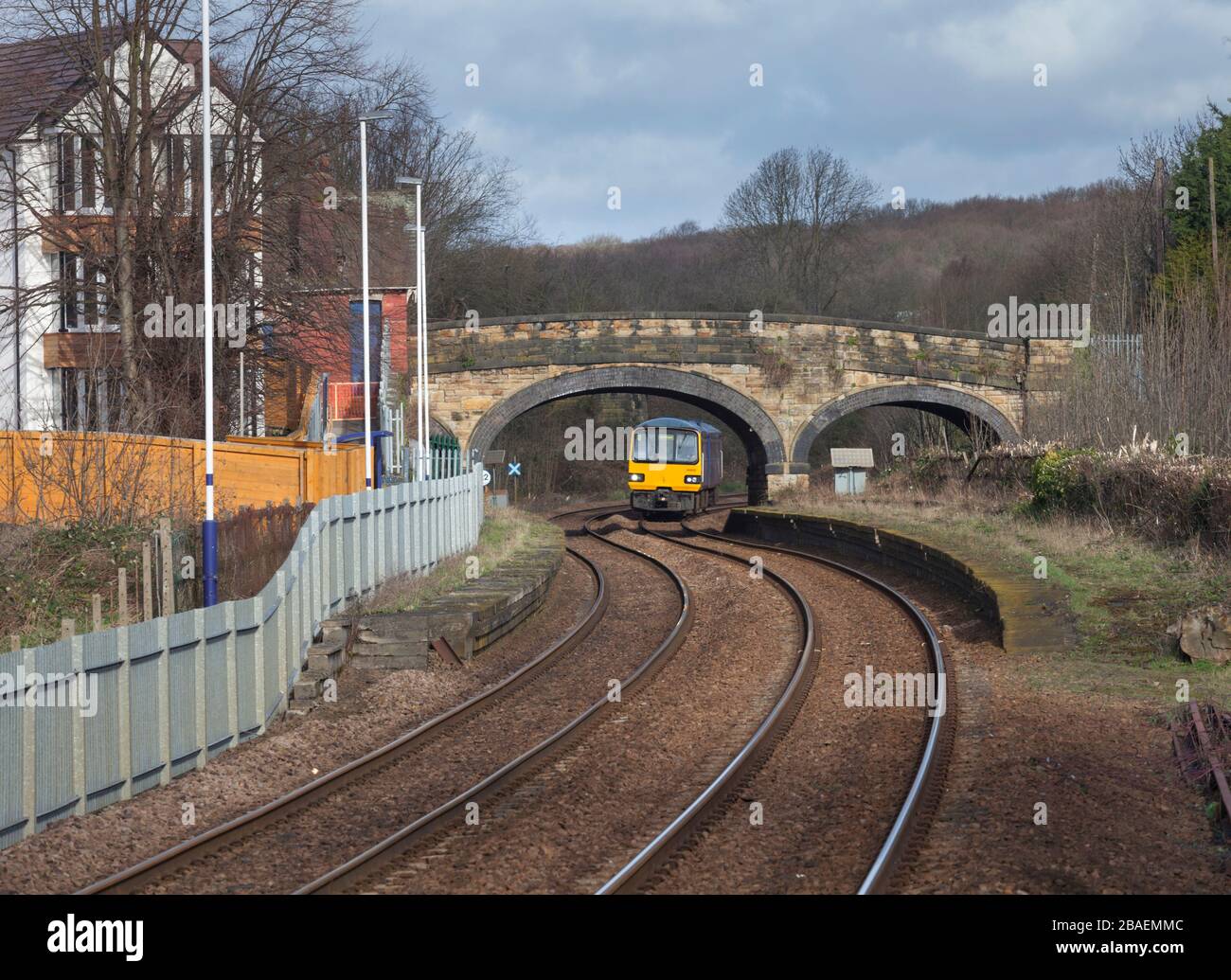 Treno di classe 144 del treno di pacer del Nord 144013 che arriva a Chapeltown (South Yorkshire) Foto Stock