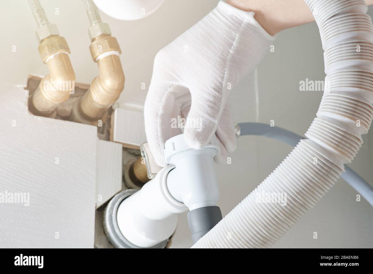 Les tuyaux de drainage sous un évier de cuisine avec lave-vaisselle  connection Photo Stock - Alamy