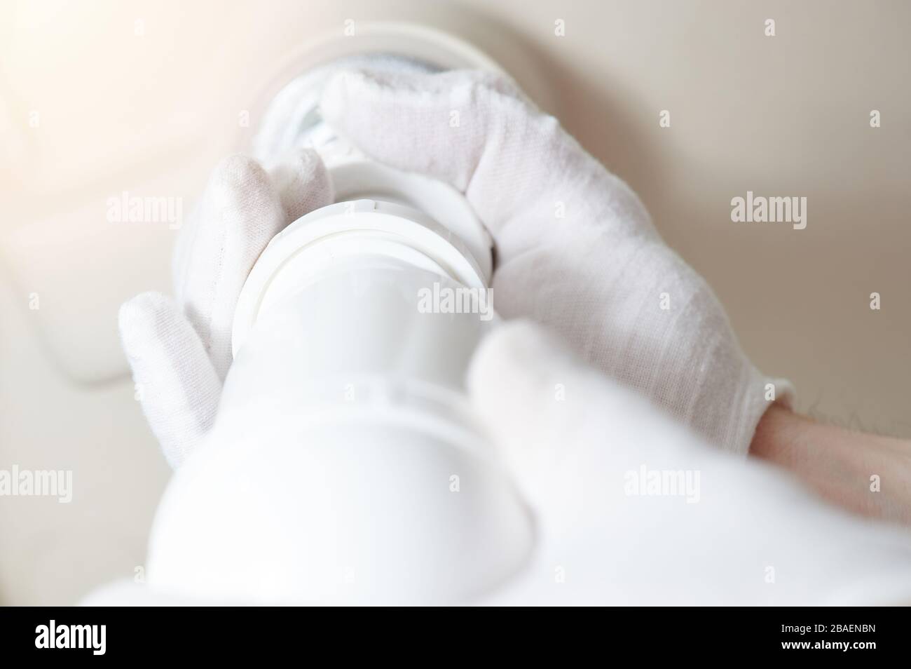 Idraulico che collega tubi in plastica con vista ravvicinata delle mani Foto Stock