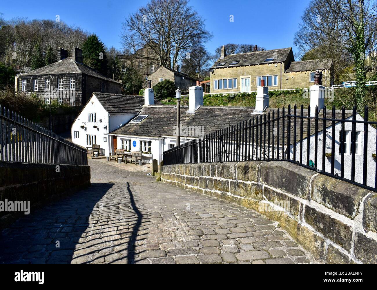 Il ponte Packhorse e l'Old Bridge Inn Ripponden Foto Stock