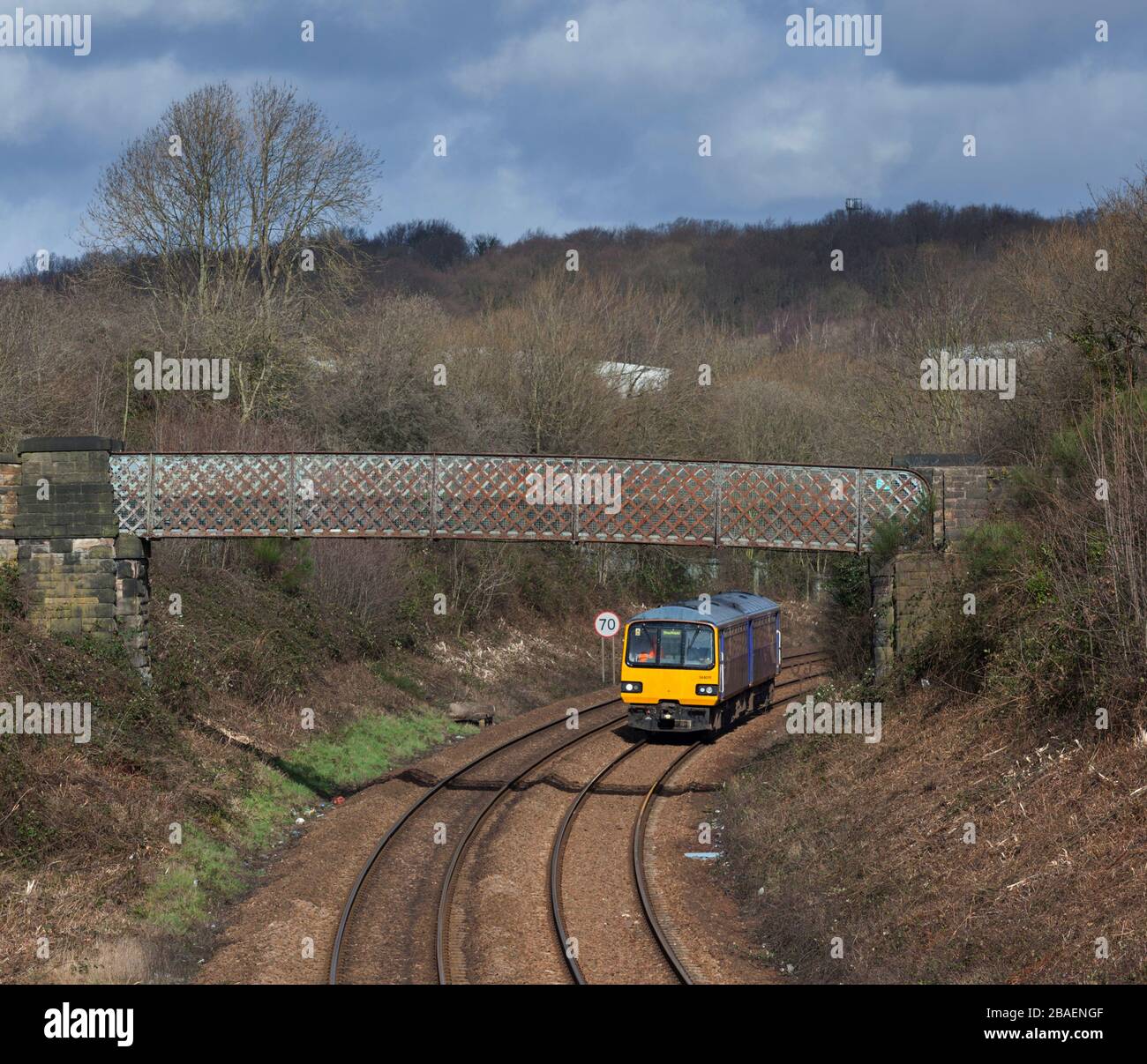 Treno di classe 144 del treno di pacer del Nord 144011 che arriva a Chapeltown (South Yorkshire) Foto Stock