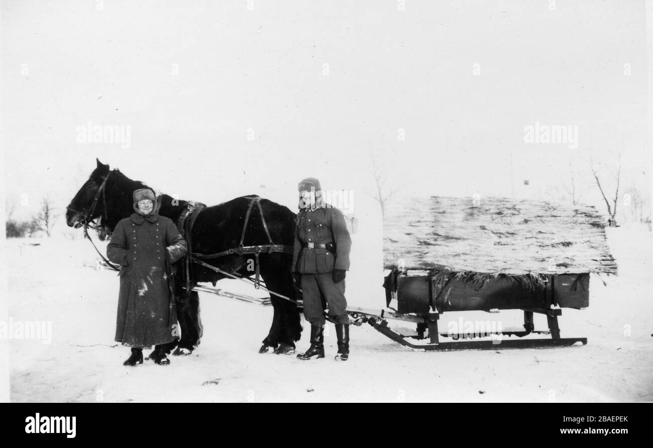 Seconda guerra mondiale / seconda guerra mondiale Foto storica sull'invasione tedesca - truppe Waffen SS in URSS (Bielorussia) - 1942 (regione di Minsk) veicolo da neve Foto Stock