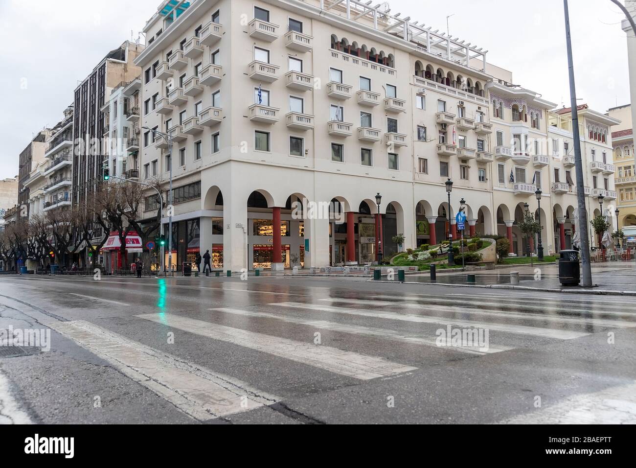 Salonicco, Grecia - 23 marzo 2020: Una visione delle strade vuote a Salonicco dopo che la Grecia ha imposto un blocco per rallentare la diffusione dei coronavi Foto Stock