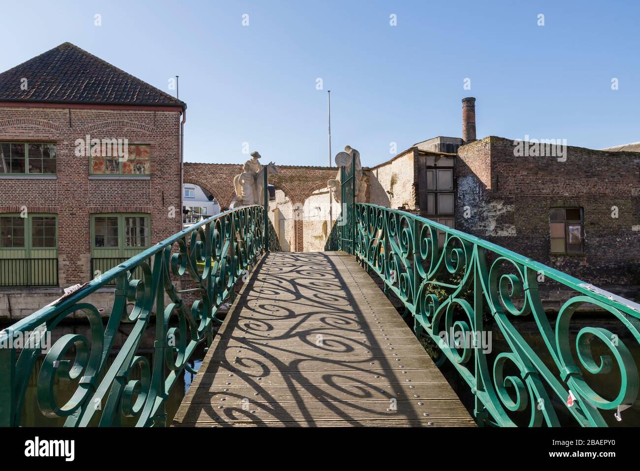 Gent, Belgio - 25 marzo 2020: Il ponte dei piaceri imperiali sul fiume lieve. Quartiere Prinsenhof. Foto Stock