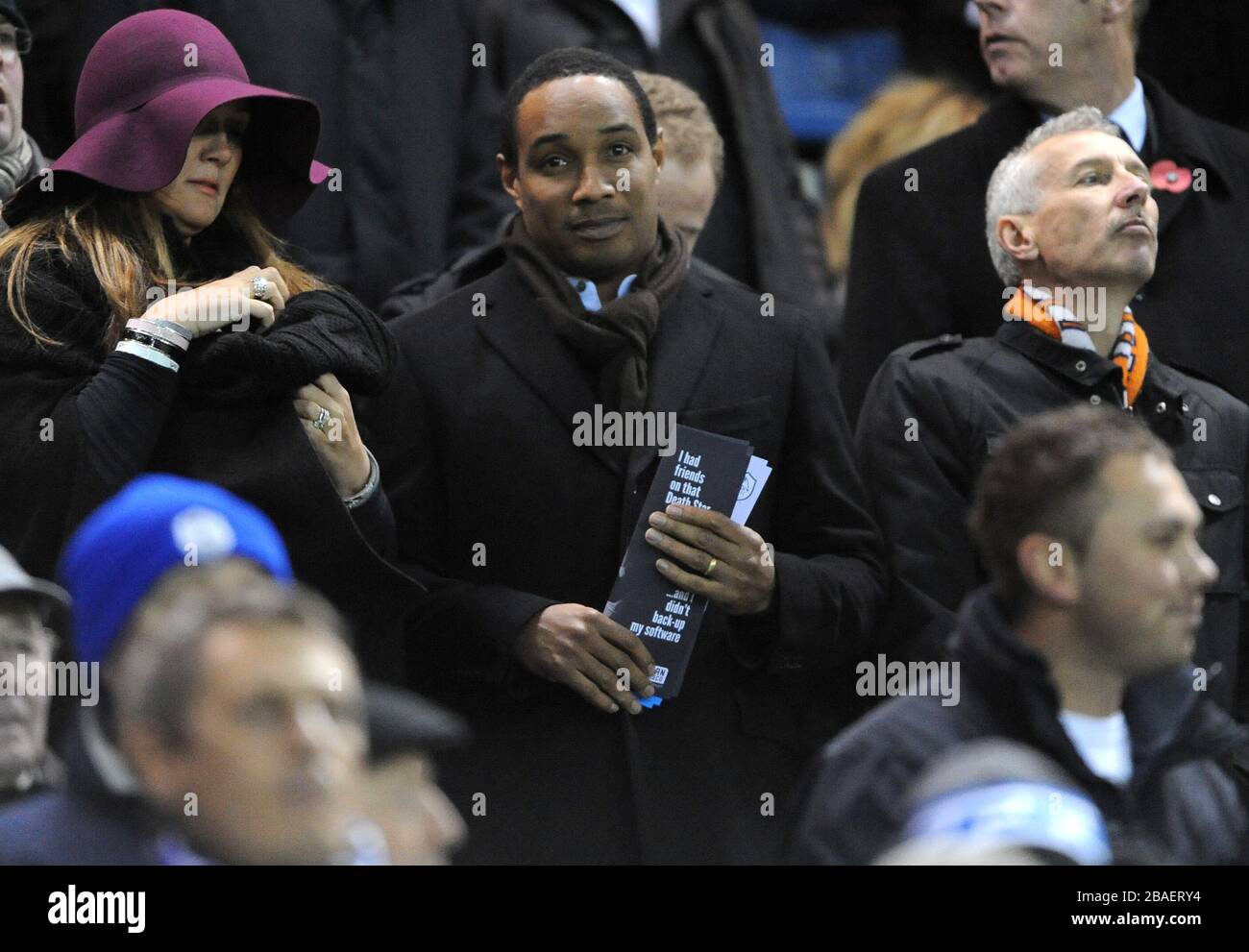 Paul Ince in piedi per guardare la partita tra Sheffield Mercoledì e Blackpool. Foto Stock